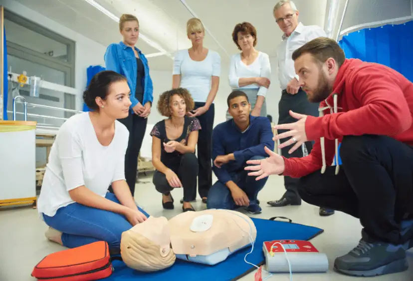 When they choose a first aid course, a group of people select onsite training. 7 people are very engaged in the training.