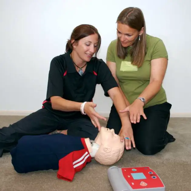 a trainer demonstrates a first aid technique to help a student understand it